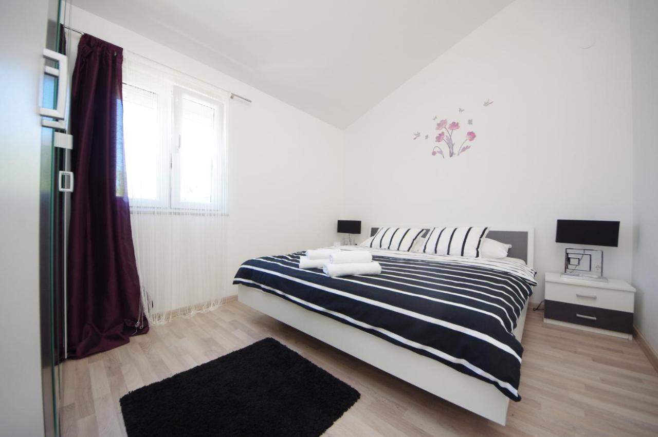 Apartmani Emili Sukosan Ngoại thất bức ảnh