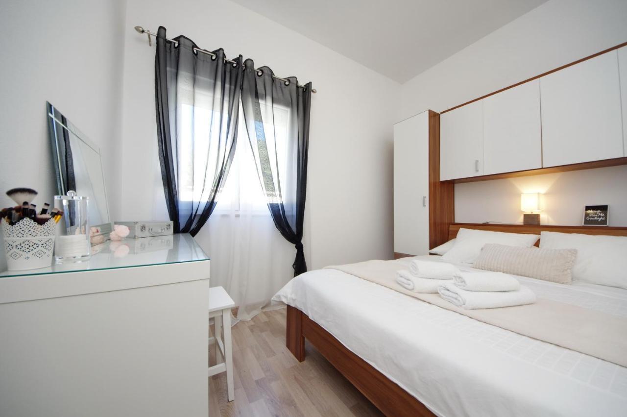 Apartmani Emili Sukosan Ngoại thất bức ảnh